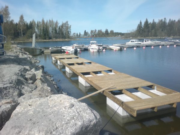 Trä- och betongbrygga
