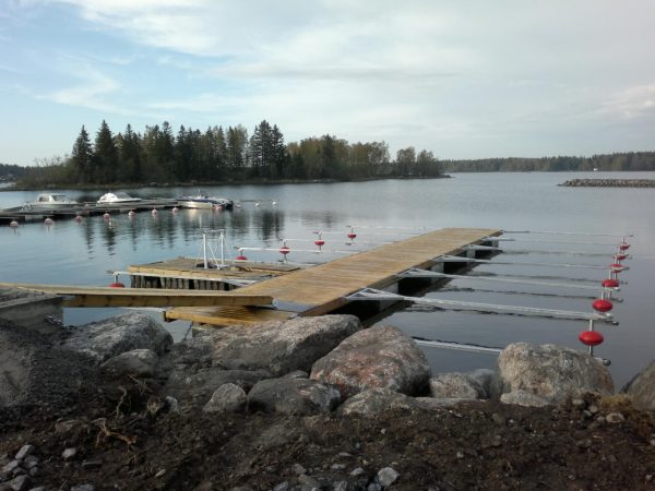 Betongbrygga med Y-bommar och boj - HF Bryggan
