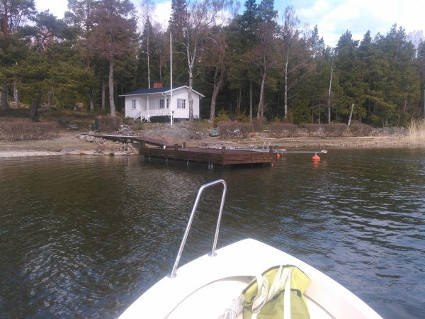 Flytbrygga med rörpontoner och y-bommar